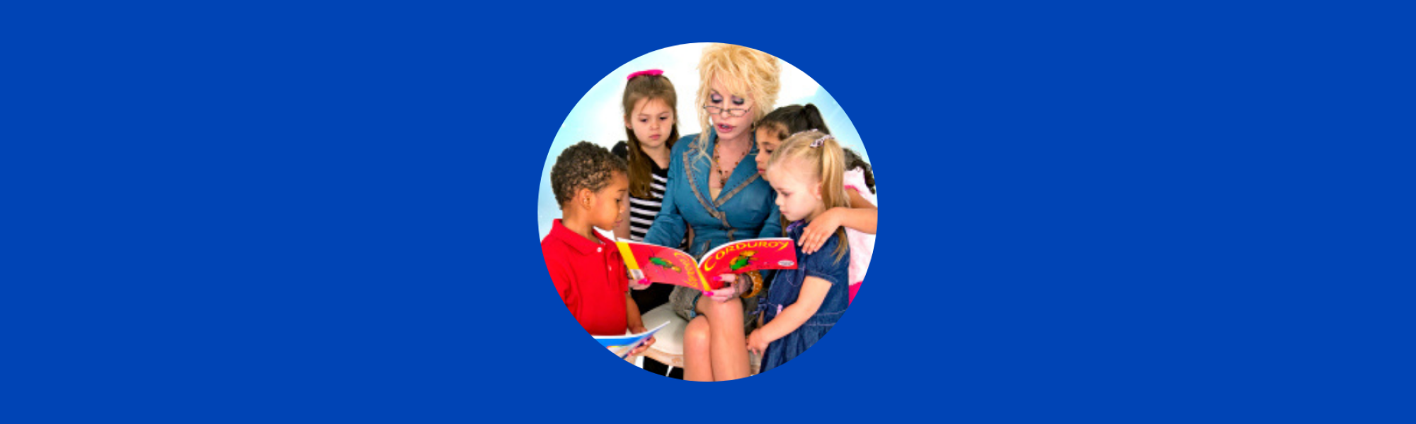 Dolly Parton with 4 children sitting around her while she reads them the book Courdoy